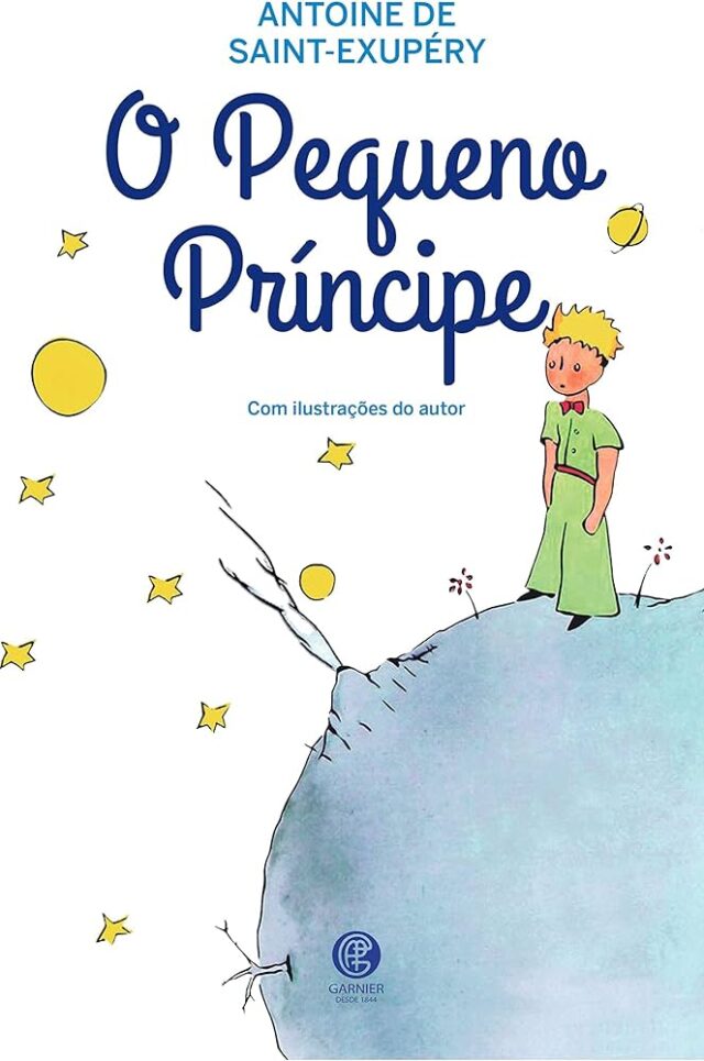 Capa do Livro o Pequeno Príncipe. Ilustração de um garoto em cima de uma rocha representando um planeta com estrelas em volta